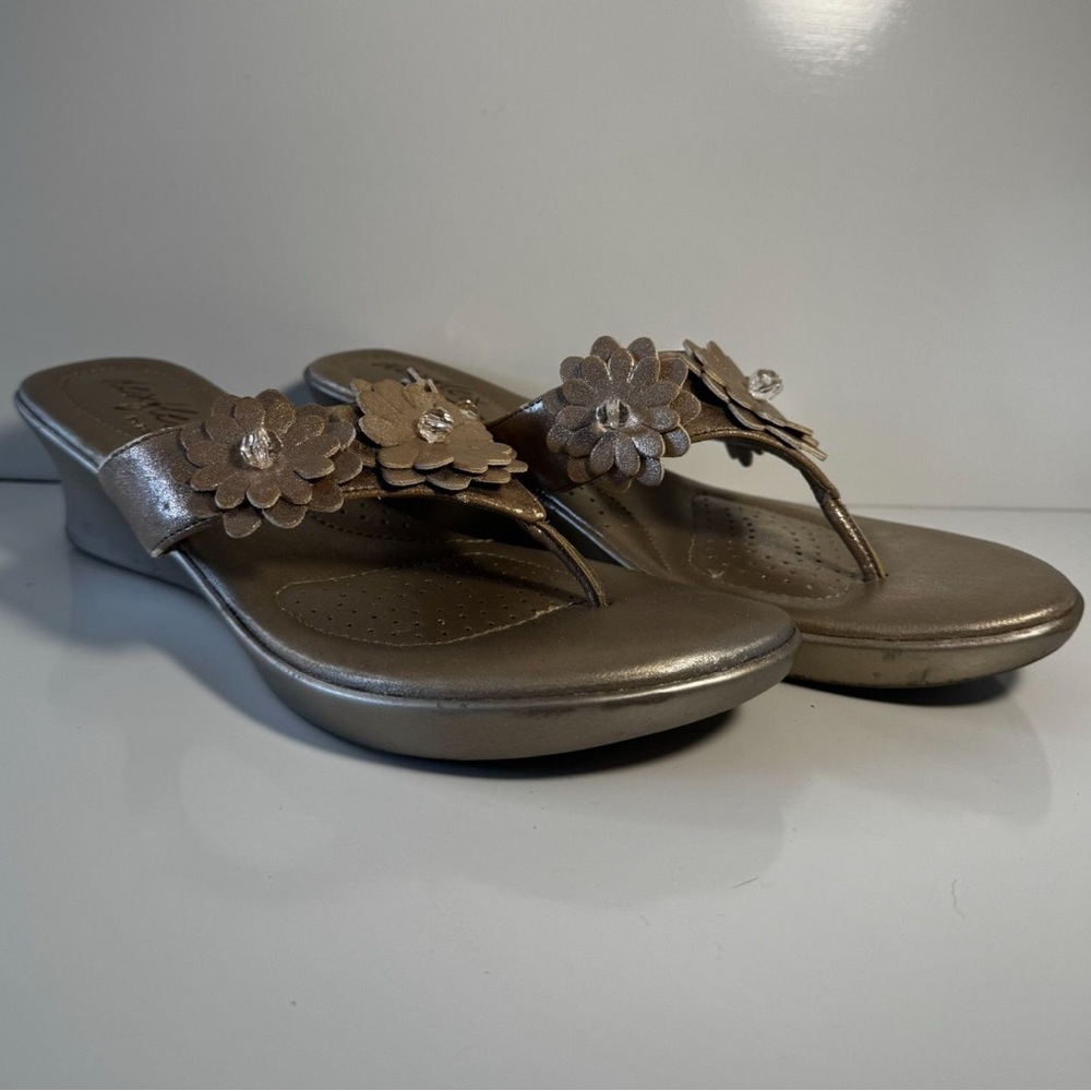dexflex Vintage Metallic Gold Elegant Floral Women's Sandals Sandals Size 8.5
